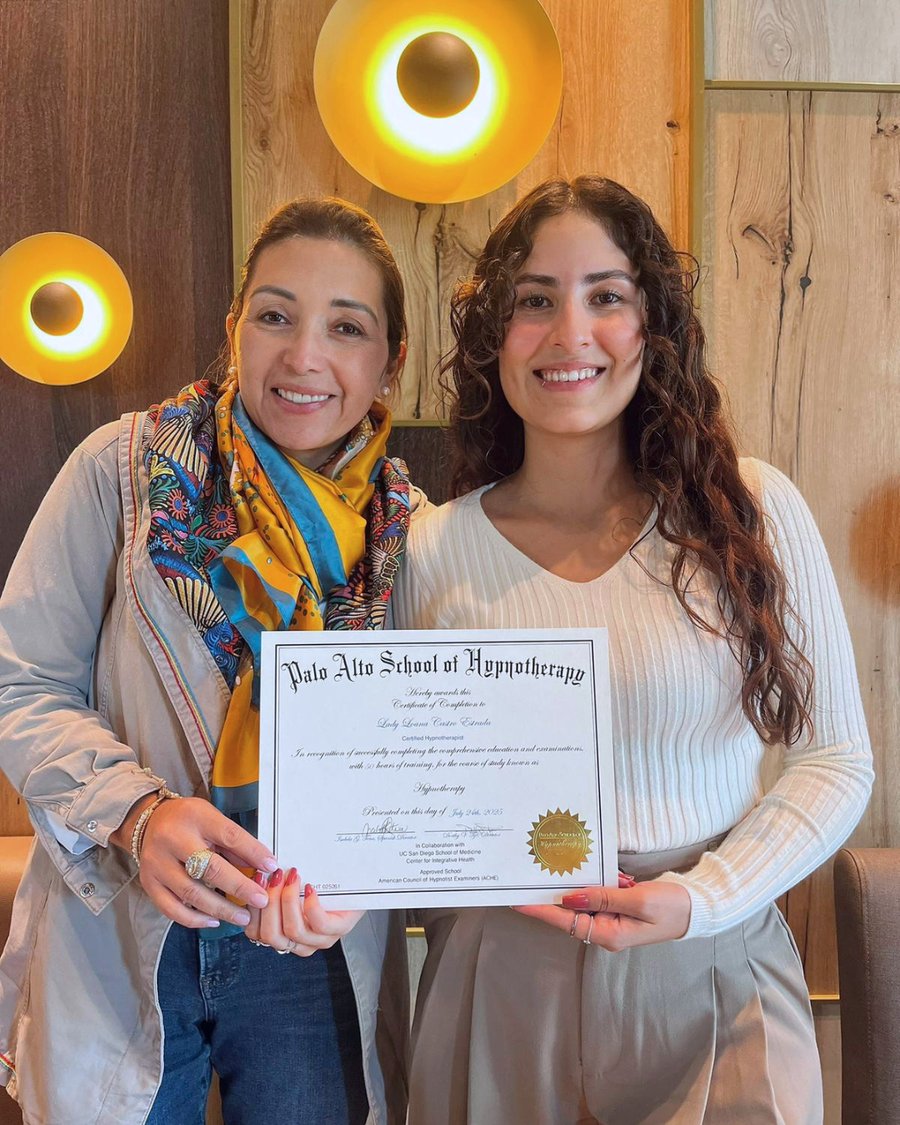 Isabela Tena entregando en persona a Lady Loana su certificado de Palo Alto School of Hypnotherapy, Barcelona, 2025